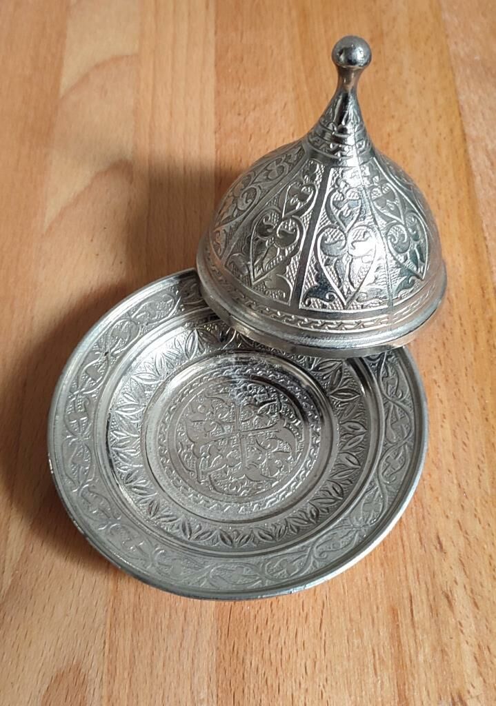 Harika Sunumluk Döküm Üzeri Antik Motifli Çeşmibülbül Stil Osmanlı Tarz Kapaklı Gümüş Lokumluk Büyük