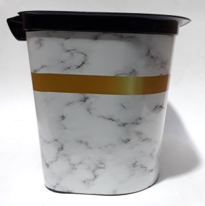 Mermer Desenli Askılı Kapaklı 27x20x18cm Boyutlarında Çöp Kutusu beyaz