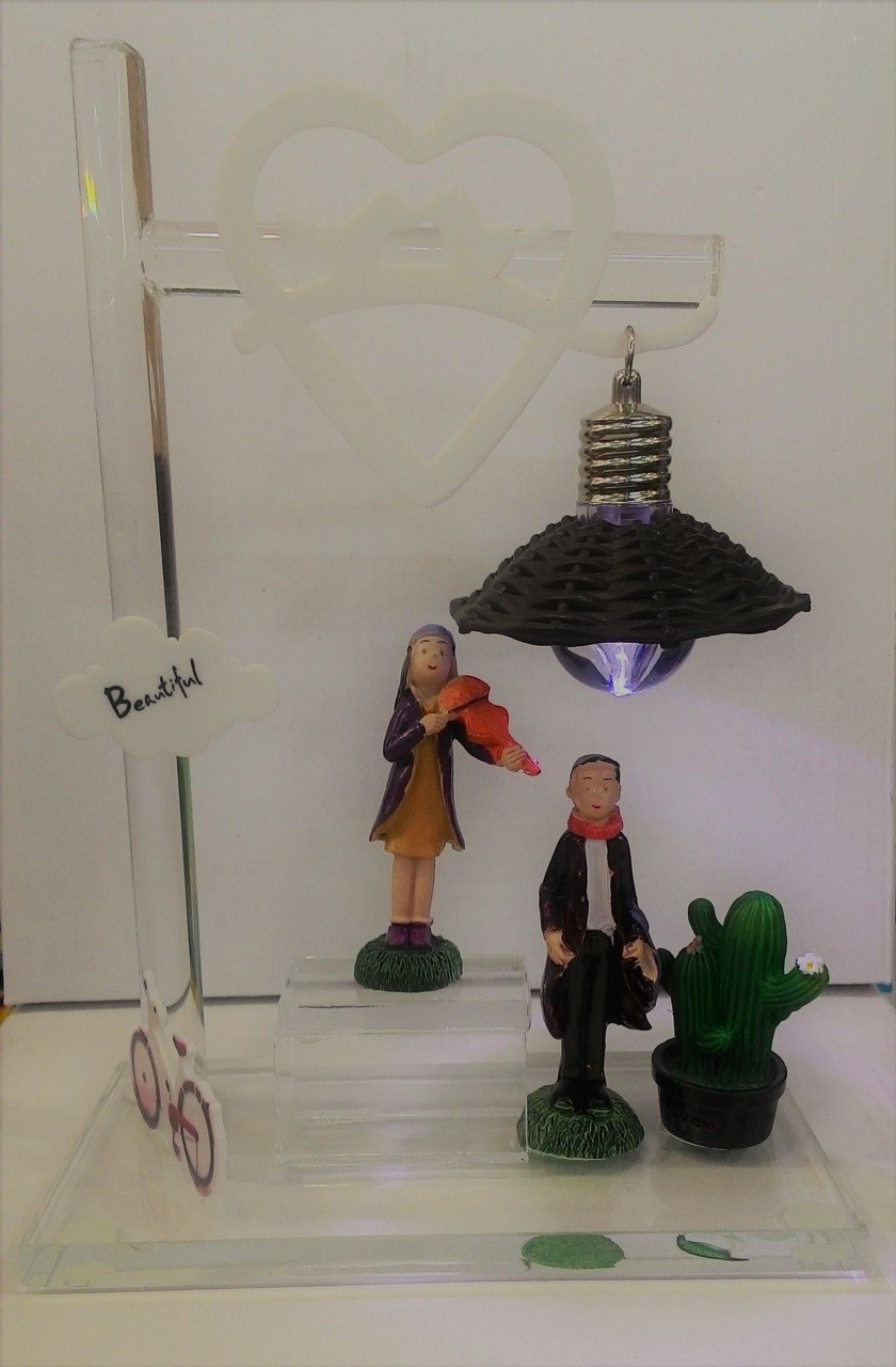 Sokak Lambalı Işıklı Cam Biblo Kemancı Kız Ve Genç Adam