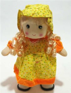 Türkçe şarkı söyleyen bebek,dans edip oynayan,yürüyen elbiseli şapkalı al yanaklı pilli bez bebek