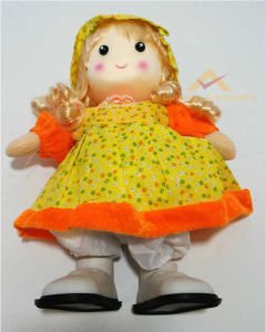 Türkçe şarkı söyleyen bebek,dans edip oynayan,yürüyen elbiseli şapkalı al yanaklı pilli bez bebek