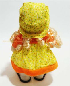 Türkçe şarkı söyleyen bebek,dans edip oynayan,yürüyen elbiseli şapkalı al yanaklı pilli bez bebek