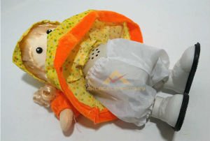 Türkçe şarkı söyleyen bebek,dans edip oynayan,yürüyen elbiseli şapkalı al yanaklı pilli bez bebek