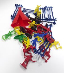 31 Parça Küçük Farklı Renkte Kaliteli Plastikten Kovboy Figür Seti Çitler, Top ve Kabile Çadırıyla
