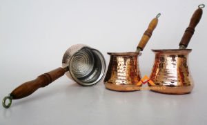 ESKİTME DESENLİ AHŞAP SAPLI 3lü BAKIR CEZVE SETİ