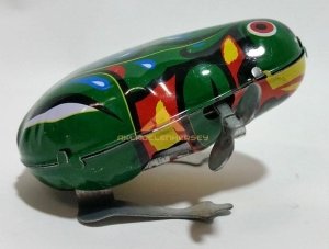 NOSTALJİK OYUNCAK KURMALI TENEKE KURBAĞA KURULUNCA ZIPLAYIP YÜRÜR