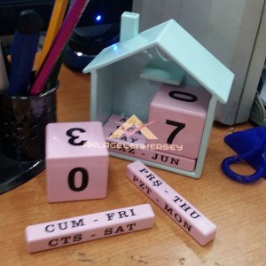 Dekoratif Şık Sonsuz Takvim Hediyelik Ev Şeklinde Kalpli Pencereli Çatılı Sonsuz Takvim