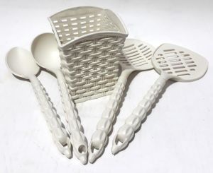 4+1 Plastik Servis Seti Spatula, Kevgir, Kepçe, Kaşık, Set Kutusu Kaliteli Plastikten Üretilmiştir