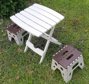 3 Parça Katlanır Piknik Oturma Grubu,2 Gri Tabure+Beyaz Sehpalı Set-Oto Bagaj Tipi Masa Sandalye Set