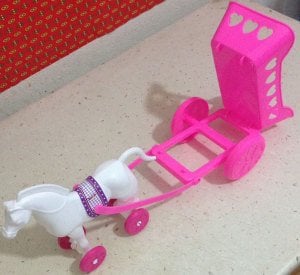 Şık Tasarım Oyuncak At Arabası Plastik Malzemeden Üretim Oyuncak Tekerlekli Fayton Arabası