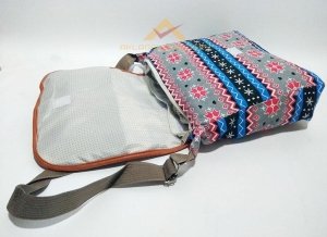 POSTACI MODEL PELUŞ AYICIKLI GENÇ BAYAN OMUZ ÇANTASI
