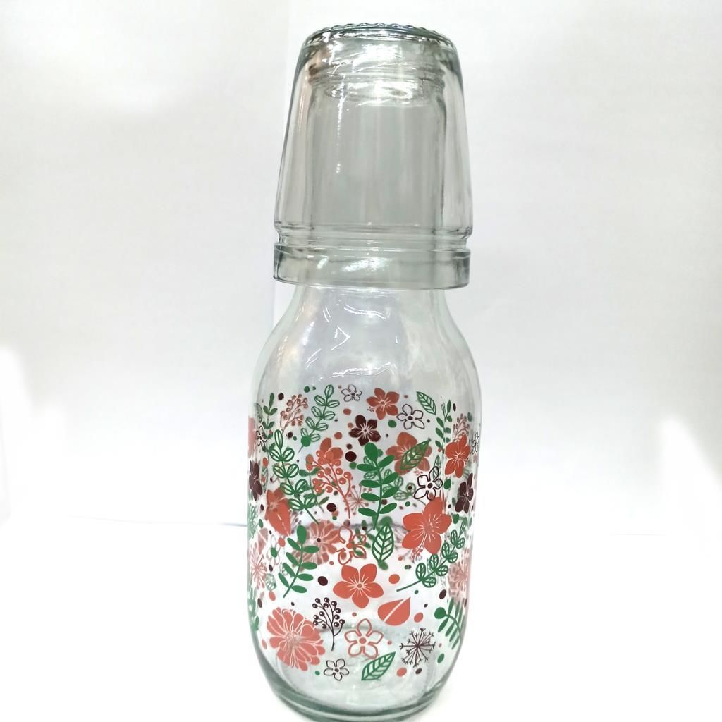 25.5 CM YÜKSEKLİĞİNDE BARDAK HEDİYELİ DEKORATİF DESENLİ CAM SU ŞİŞESİ