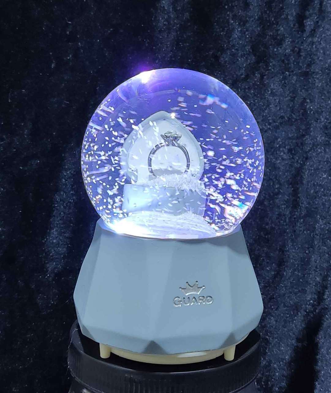 Işıklı Müzikli Püskürtmeli Kar Küresi Büyük Cam Fanusta TekTaşYüzük Romantik Çok Renkli Işık Show Harika Müzik