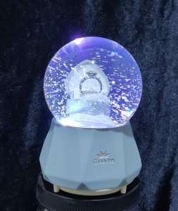 Işıklı Müzikli Püskürtmeli Kar Küresi Büyük Cam Fanusta TekTaşYüzük Romantik Çok Renkli Işık Show Harika Müzik