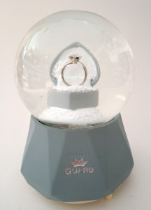 Işıklı Müzikli Püskürtmeli Kar Küresi Büyük Cam Fanusta TekTaşYüzük Romantik Çok Renkli Işık Show Harika Müzik