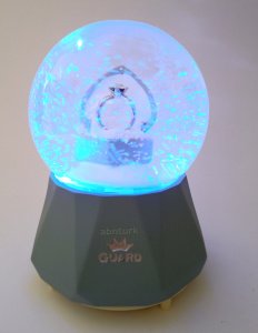 Işıklı Müzikli Püskürtmeli Kar Küresi Büyük Cam Fanusta TekTaşYüzük Romantik Çok Renkli Işık Show Harika Müzik