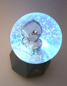 Işıklı Müzikli Püskürtmeli Kar Küresi Büyük Cam Fanusta TekTaşYüzük Romantik Çok Renkli Işık Show Harika Müzik