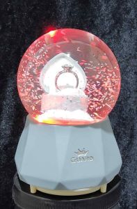 Işıklı Müzikli Püskürtmeli Kar Küresi Büyük Cam Fanusta TekTaşYüzük Romantik Çok Renkli Işık Show