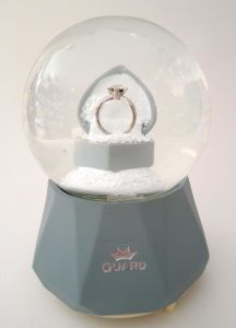 Işıklı Müzikli Püskürtmeli Kar Küresi Büyük Cam Fanusta TekTaşYüzük Romantik Çok Renkli Işık Show