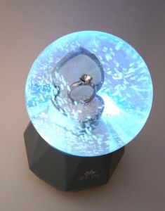 Işıklı Müzikli Püskürtmeli Kar Küresi Büyük Cam Fanusta TekTaşYüzük Romantik Çok Renkli Işık Show