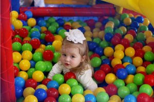 Rengarenk 100 adet çocuk havuz topu,çocukların vazgeçilmez eğlencesi.8cmØ,100ad renkli parti topları