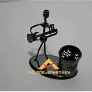 METAL TİTANYUM KAPLAMA GİTAR ÇALAN ADAM BİBLO