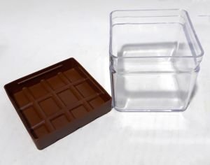 Çikolata Desenli Kapağı Olan 9x9x8,5cm Ebatlarında Saklama Kabı  Kaliteli Plastikten Üretilmiştir