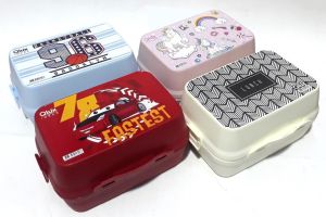 4 Gözlü Çatal Kaşıklı Taşınabilir Kapaklı Sağlam Beslenme Kutusu Kaliteli Plastikten Üretilmiştir